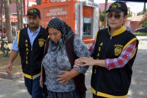 C&uuml;zdan &ccedil;alan yankesici kadın yakalandı