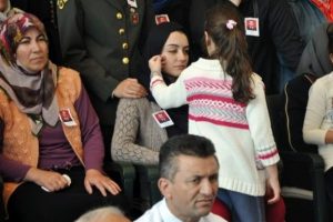 Şehit kızı annesinin g&ouml;zyaşlarını sildi