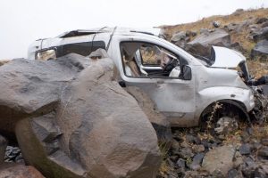 Erzurum'da otomobil şarampole yuvarlandı