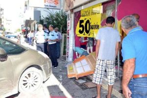Vitesi karıştırdı, otomobiliyle işyerine daldı