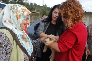 Huzurevi sakinlerinden hayvanlara destek
