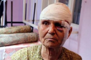 Komşusunu &uuml;t&uuml; ile yaralayıp parasını &ccedil;alan kadın adliyiye sevk edildi