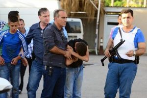Emniyet M&uuml;d&uuml;rl&uuml;ğ&uuml;'n&uuml;n &ouml;n&uuml;nde &ccedil;atıştılar