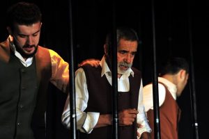 Bursa'da tutuklu ve h&uuml;k&uuml;ml&uuml; kadınlar "Son Kuşlar" oyununu izledi