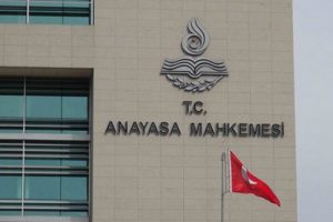 AYM &ccedil;ocuğuna kendi soyadını vermek isteyen anneyi haklı buldu