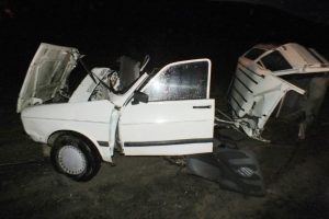 Otomobil ikiye b&ouml;l&uuml;nd&uuml;: 2 &ouml;l&uuml;