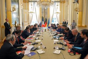 Hollande: Ukrayna krizi &ccedil;&ouml;z&uuml;lemedi, &ccedil;abalar s&uuml;r&uuml;yor