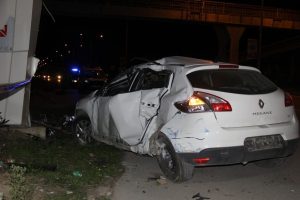 Bursa'da alkoll&uuml; s&uuml;r&uuml;c&uuml; dehşeti! Durağa daldı, 1 kişi can verdi!