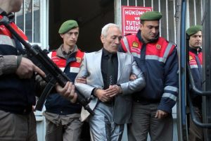 Komşusunun oğlunu &ouml;ld&uuml;ren sanığa indirim!