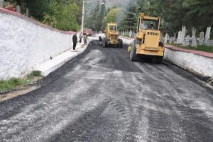 Osmanlı d&ouml;nemi mezarlarının &uuml;zerinden asfalt ge&ccedil;irdiler