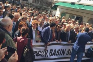 Gazetecilerden baskı ve saldırılara tepki y&uuml;r&uuml;y&uuml;ş&uuml;