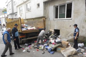 Bursa'da iki evden 15 kamyon &ccedil;&ouml;p &ccedil;ıktı