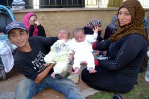Suriyeli ailelerin cami avlusundaki yaşam m&uuml;cadelesi