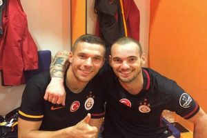 Podolski'den taraftara: Seni sevmeyen &ouml;ls&uuml;n