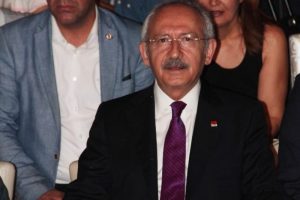 Jurrassic Park'ın a&ccedil;ılışında gen&ccedil;lere &ccedil;ağrı