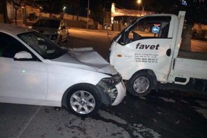 L&uuml;ks otomobil park halindeki ara&ccedil;lara &ccedil;arptı