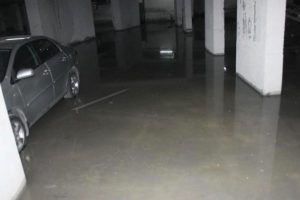 Termal tesisin havuzundan sızan su otoparkı bastı