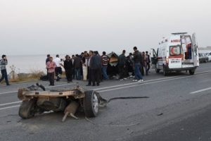 Tarım iş&ccedil;ilerini taşıyan minib&uuml;s kaza yaptı: 16 yaralı