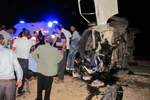 İki minib&uuml;s &ccedil;arpıştı: 2 &ouml;l&uuml;, 12 yaralı