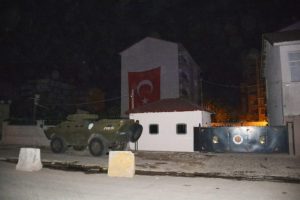 Ter&ouml;ristler polis lojmanlarına saldırdı