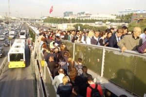 Metrob&uuml;s durağında insan seli!
