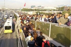 Metrob&uuml;s durağında insan seli!