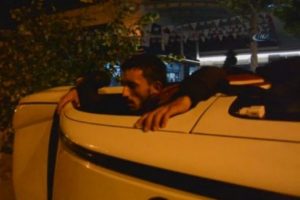 Alkoll&uuml; s&uuml;r&uuml;c&uuml; kazayı unutup ayakkabılarının derdine d&uuml;şt&uuml;