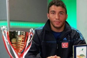 G&ouml;z&uuml;n&uuml; d&uuml;nya şampiyonluğuna dikti