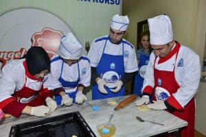 Bursa Yıldırım'da engelliler baklava yapmayı &ouml;ğreniyor