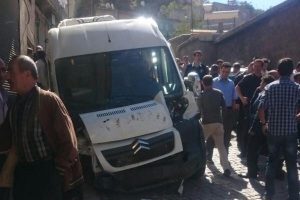 Minib&uuml;s marangoz at&ouml;lyesine girdi: 3 yaralı