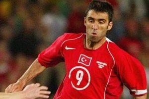 Hakan Ş&uuml;k&uuml;r zirveyi kaptırmıyor