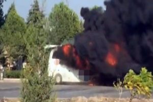 Yolcu otob&uuml;s&uuml; alev topuna d&ouml;nd&uuml;