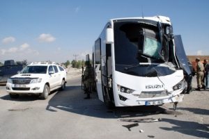 Askerleri taşıyan otob&uuml;s kamyonetle &ccedil;arpıştı: 11 yaralı