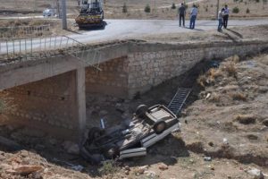 Otomobil k&ouml;pr&uuml;den u&ccedil;tu: 1 &ouml;l&uuml;, 1 yaralı