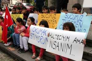 Bursa'da Milli Eğitim m&uuml;d&uuml;rl&uuml;ğ&uuml; &ouml;n&uuml;ne tahta koyup Iraklı T&uuml;rkmen &ccedil;ocuklara ders anlattı