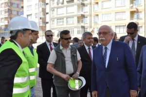 Bakan Avcı okul inşaatını gezdi