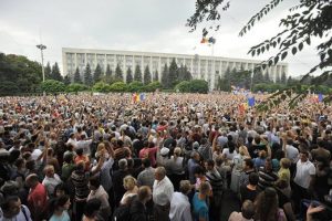 Protestocular kendi g&uuml;venlik g&uuml;&ccedil;lerini kuruyor