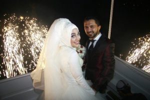 Gelin ve damat sahneye vin&ccedil;le indi