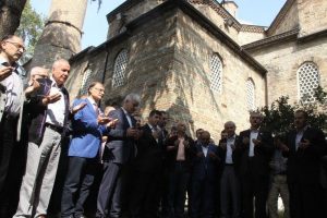 Bursa Ak Parti se&ccedil;im startını, t&uuml;rbede dua ile verdi