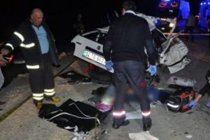 &Ouml;l&uuml;m virajında korkun&ccedil; kaza: 4 &ouml;l&uuml;, 4 yaralı