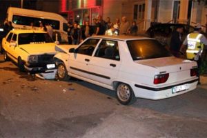 Alkoll&uuml; s&uuml;r&uuml;c&uuml; kazaya yol a&ccedil;tı: 4 yaralı