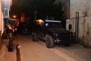 Adana'da şafak operasyonu: 5 g&ouml;zaltı