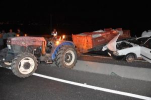 Otomobil trakt&ouml;re &ccedil;arptı: 1 &ouml;l&uuml;, 7 yaralı