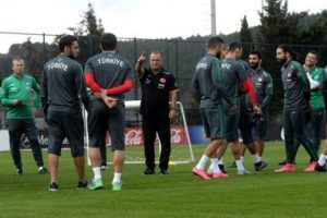 Milliler, &Ccedil;ek Cumhuriyeti ma&ccedil;ı hazırlıklarını s&uuml;rd&uuml;r&uuml;yor