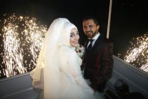 Gelin ile damat sahneye vin&ccedil;le indi