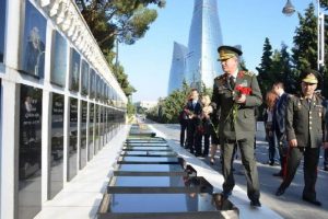 Orgeneral Akar, Aliyev'in mezarını ziyaret etti