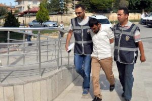 'Savcıyım' deyip 75 yaşındaki kadını dolandırdılar