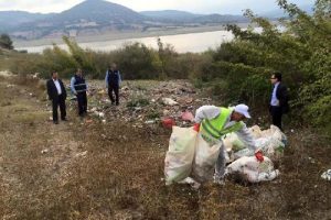 Barajdaki zehirli atıklar sonunda toplanıyor