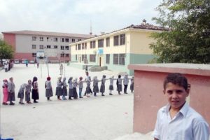 Okulun &ccedil;atısında onarıma tepki