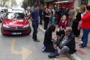 Kadın s&uuml;r&uuml;c&uuml; &ccedil;arptığı yayaya m&uuml;dahaleyi endişeyle izledi